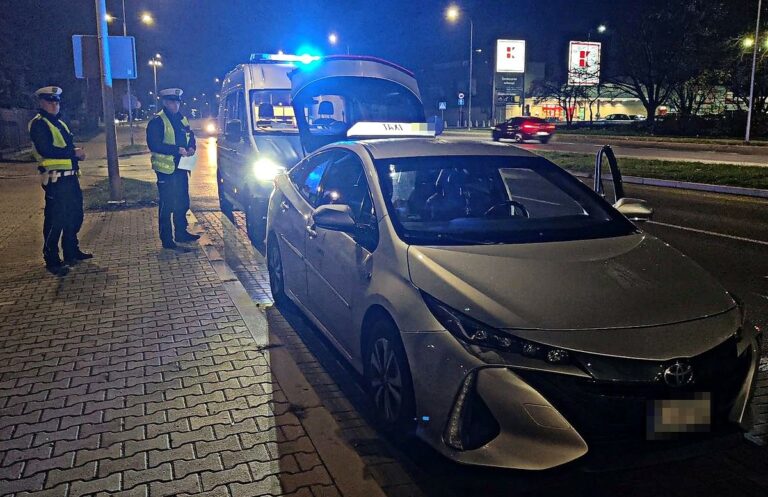 Nalot policji na taksówki na aplikacje. Wykryto brak licencji, nielegalne zatrudnienie, a nawet... brak prawa jazdy