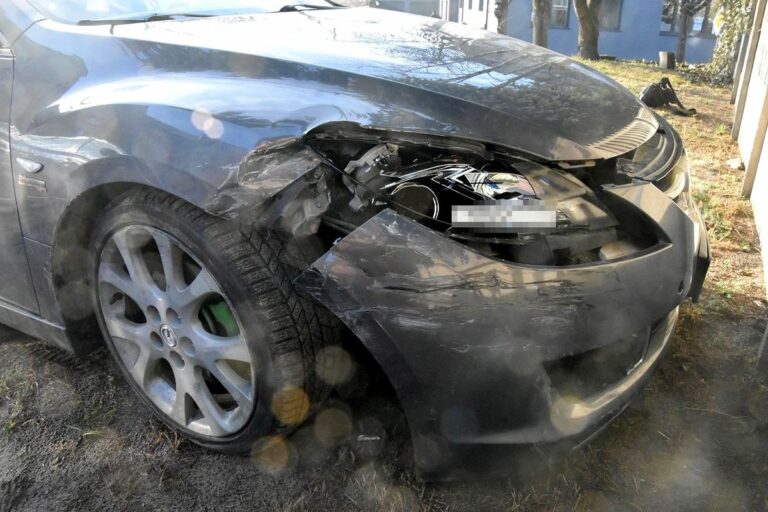 Pijany rozbił auto i uciekł. Policjanci go dopadli