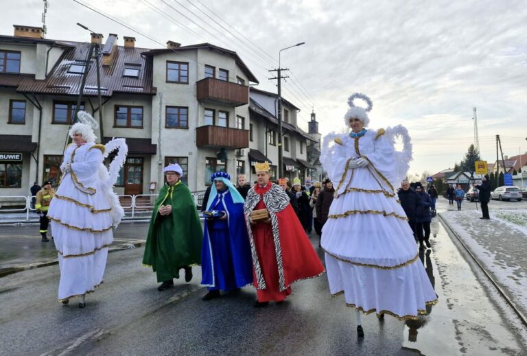 Orszak Trzech Króli i wspólne kolędowanie w Piszczacu