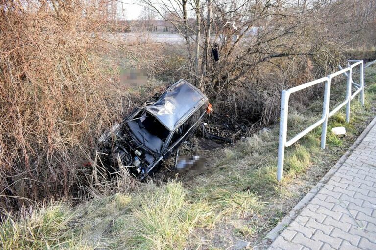 Uderzył w barierę i betonowy przepust, oboje z pasażerką wypadli z auta...