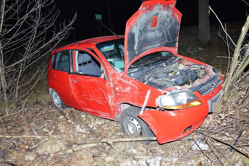 Przywalił chevroletem w drzewo, miał 2,5 promila