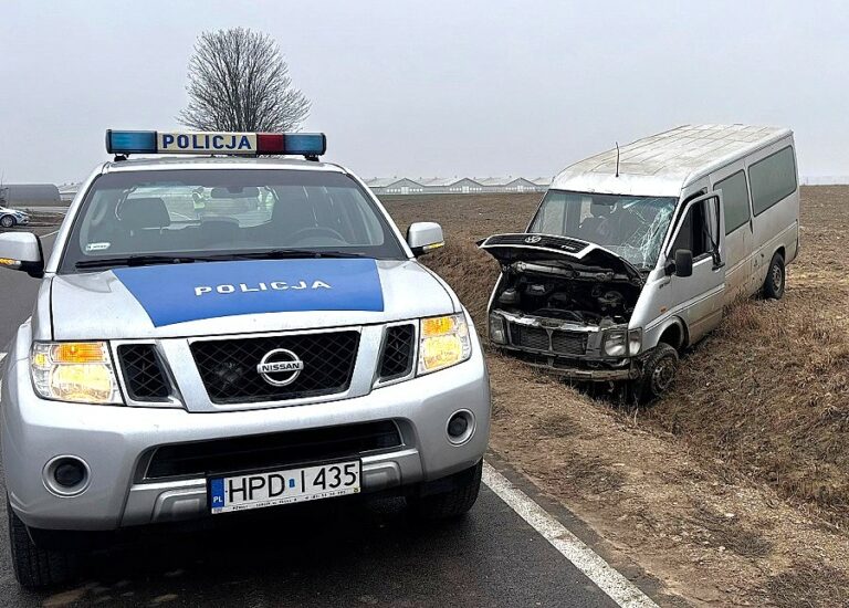 Bus z pasażerami dachował na śliskiej nawierzchni