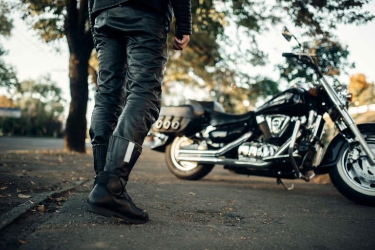 Buty motocyklowe z ochroną kostki – TOP 5 modeli, które warto mieć!