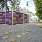 Wystawa plenerowa o numizmatach w przestrzeni parku Radziwiłłów
