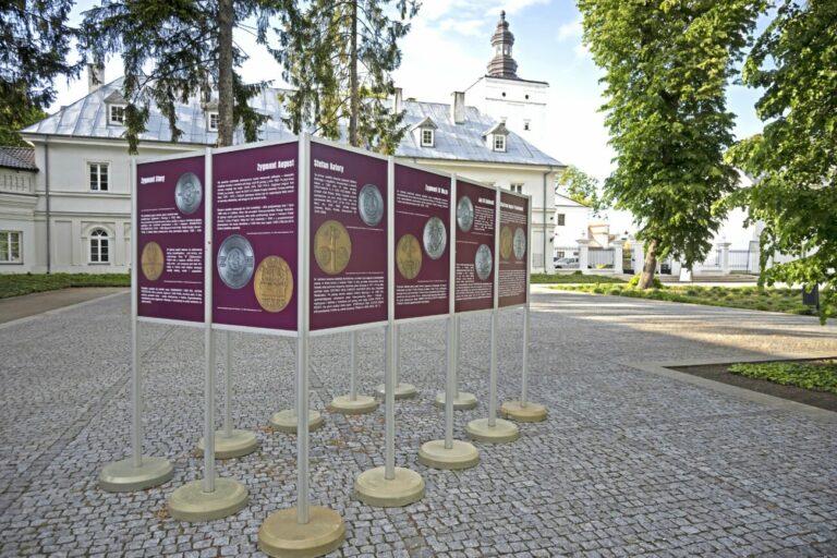 Wystawa plenerowa o numizmatach w przestrzeni parku Radziwiłłów