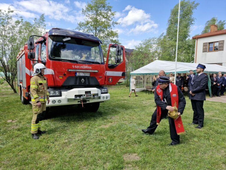 Druhowie z Hruda radują się z nowego wozu strażackiego