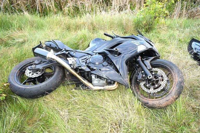 Motocykliści w rowie: 19-latka wpadła w poślizg, 28-latek był pijany