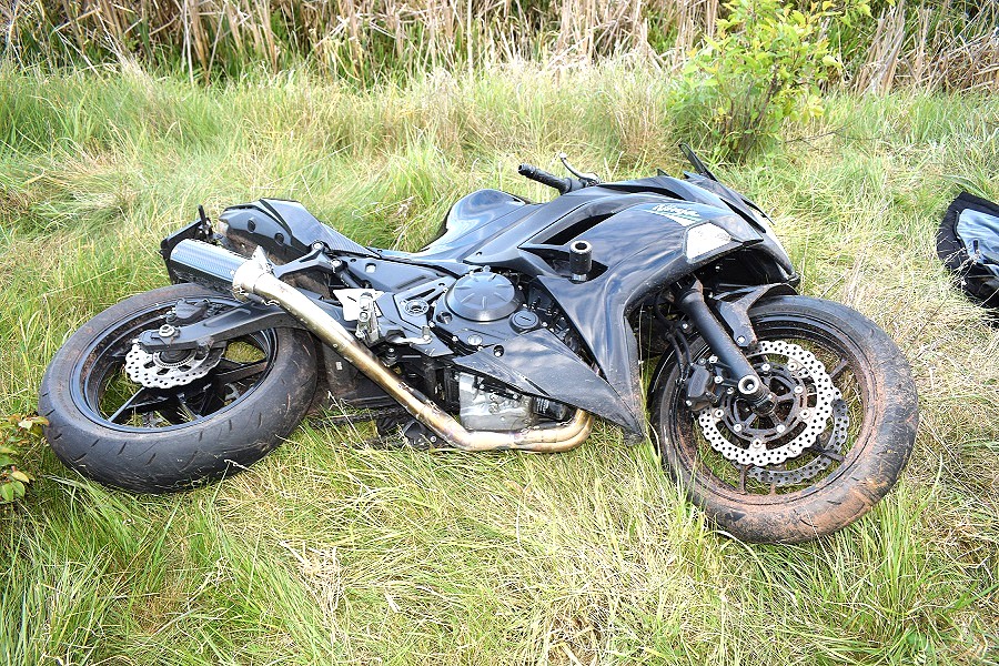 Motocykliści w rowie: 19-latka wpadła w poślizg, 28-latek był pijany
