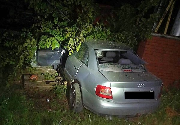 Staranował forda i ogrodzenie, potem szarpał się z funkcjonariuszami
