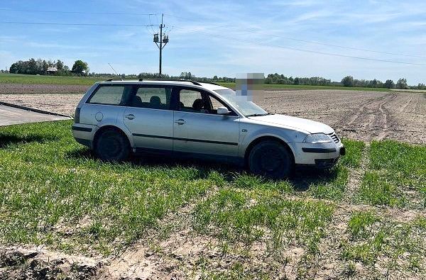 Jak wariat uciekał autem przed policjantami, w końcu ugrzązł w polu...