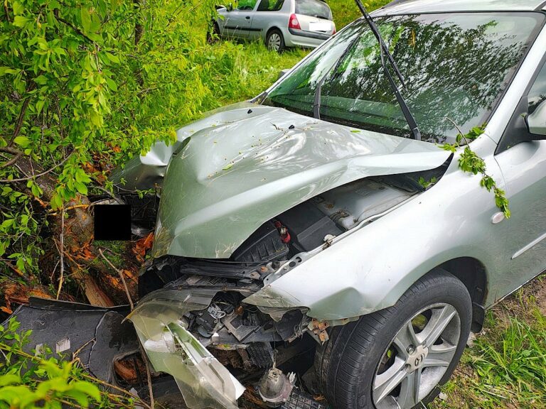 Nie zachował odległości, skasował auto