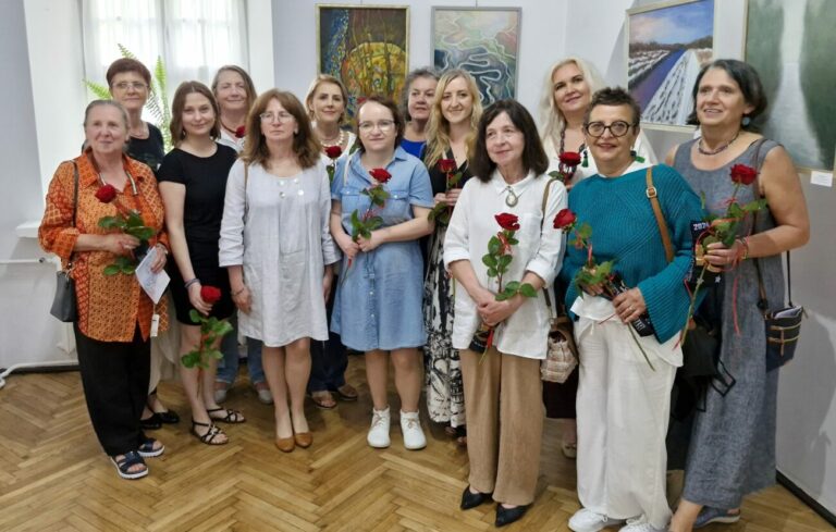 Malarstwo bialskiego Koła Plastycznego Kreska z BCK na wystawie w Siemiatyczach
