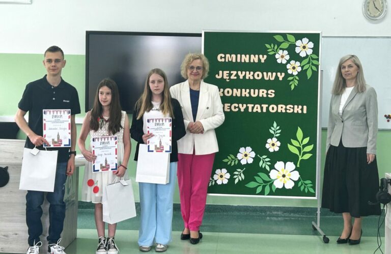 Nagrody w Gminnym Językowym Konkursie Recytatorskim w szkole w Zalesiu
