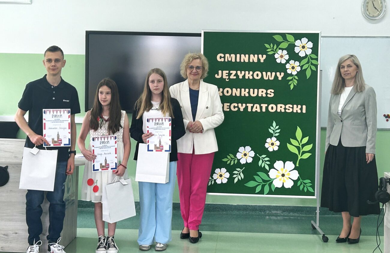 Nagrody w Gminnym Językowym Konkursie Recytatorskim w szkole w Zalesiu