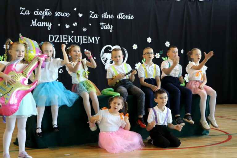 Wielkie świętowanie Dnia Matki i Dnia Ojca w szkole w Zalesiu