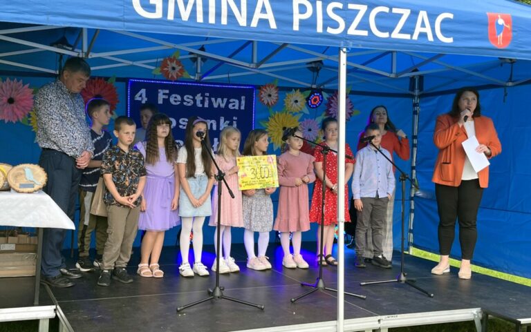 Liczna obsada 4. Festiwalu Piosenki Wesołej w Specjalnym Ośrodku Szkolno-Wychowawczym w Zalutyniu