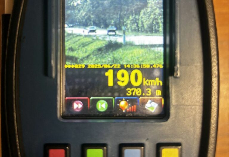 Pędził 190 km/h, później uciekał przed policją jak wariat