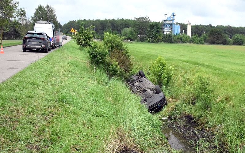 Śmierć kierowcy po dachowaniu auta podczas deszczu