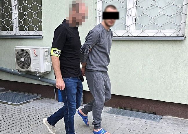 Dźgnął nożem brata i uciekł