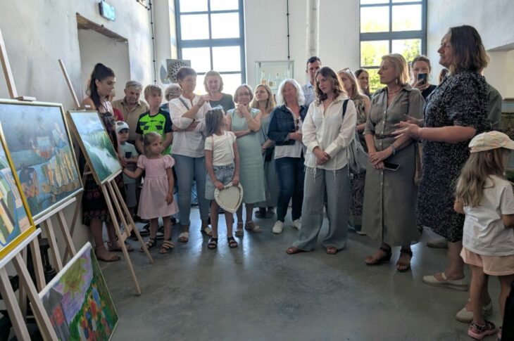 'Rzeka życia' bialskiego Koła Plastycznego Kreska na wystawie w Cieleśnicy