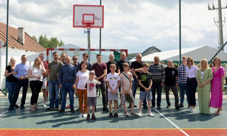Mieszkańcy Woskrzenic Dużych cieszą się z nowoczesnego boiska sportowego