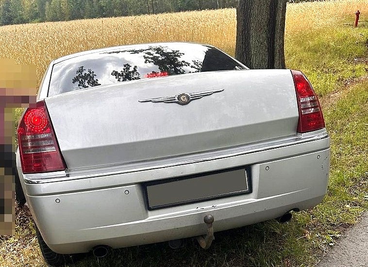 Tak uciekał przed policją, że wylądował w rowie