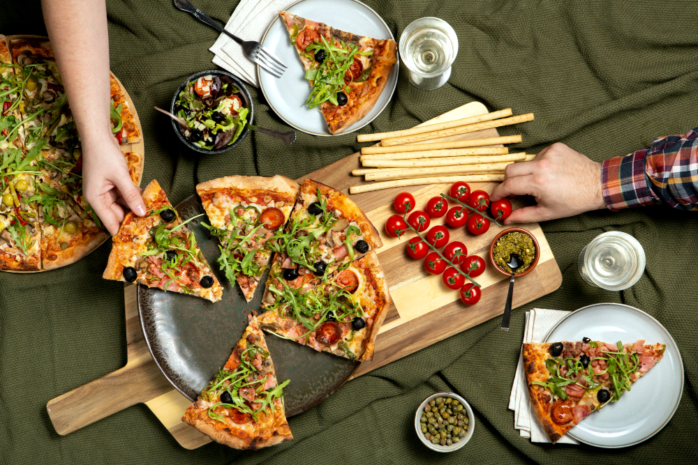 Co zamówić na imprezę w Białymstoku? Oto dlaczego pizza jest królową każdego spotkania!