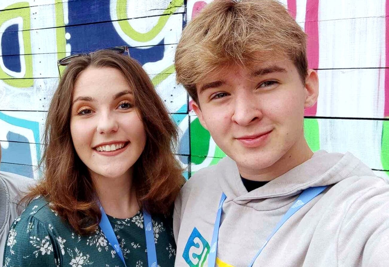 Julia i Gabriel zachęcają: Weź udział w konferencji 'Nastolatkowie XXI wieku 2.0'