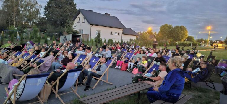 Bialska gmina zafundowała mieszkańcom letnie kino pod chmurką