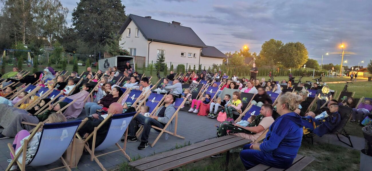 Bialska gmina zafundowała mieszkańcom letnie kino pod chmurką
