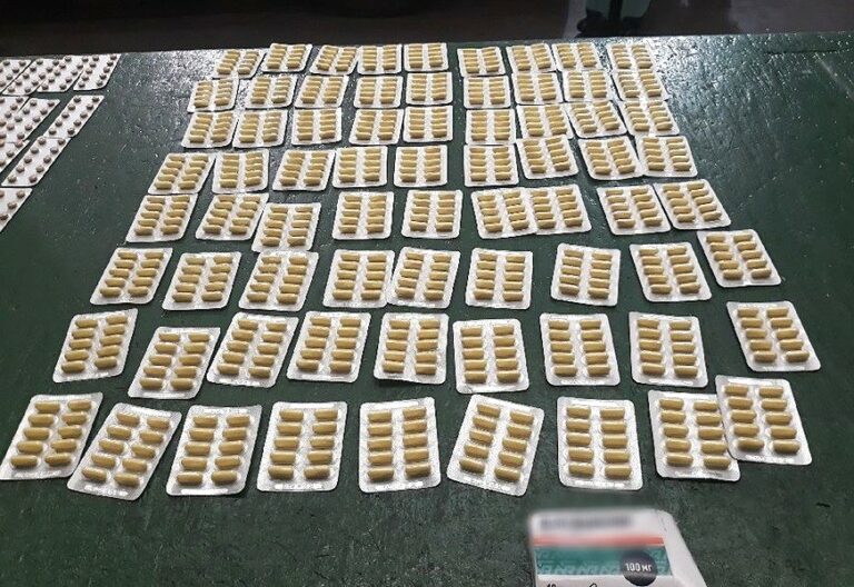 Samochód nafaszerowany antybiotykami i innymi lekami