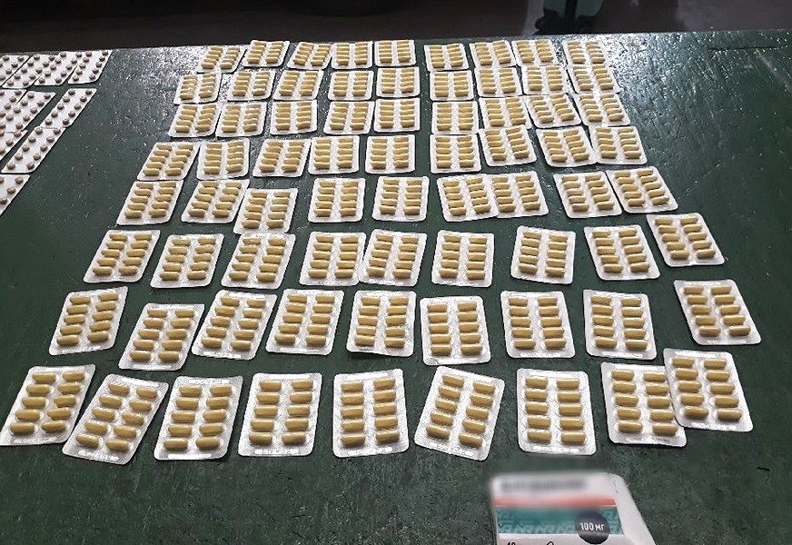 Samochód nafaszerowany antybiotykami i innymi lekami