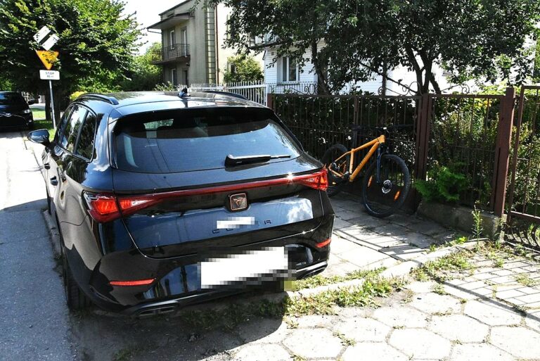 Tak się zapatrzył, że uderzył w zaparkowane auto