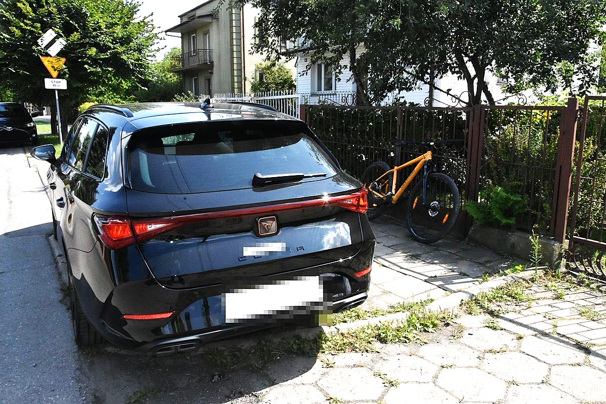 Tak się zapatrzył, że uderzył w zaparkowane auto