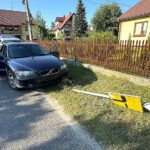 Kolejny pirat drogowy uciekał przed policją. Popisy przed koleżankami zakończył taranując znak drogowy