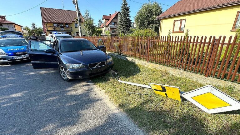 Kolejny pirat drogowy uciekał przed policją. Popisy przed koleżankami zakończył taranując znak drogowy