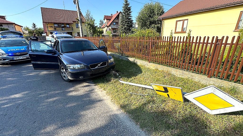 Kolejny pirat drogowy uciekał przed policją. Popisy przed koleżankami zakończył taranując znak drogowy