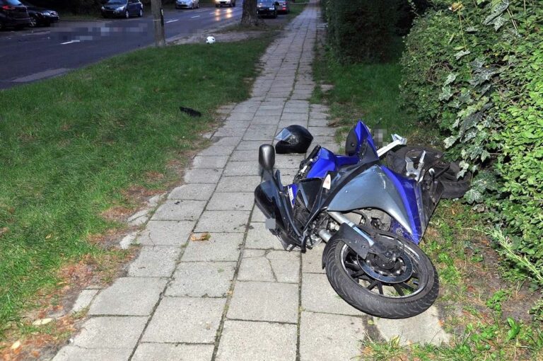 Rowerzystka wpadła na samochód, piesza – pod motocykl