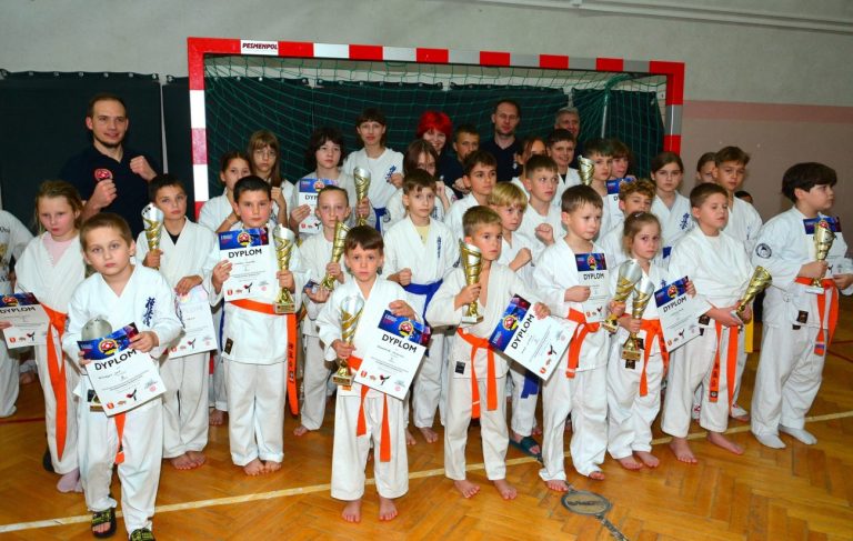 Worek medali zawodników klubu sportowego karate kyokushin z Białej Podlaskiej na Mistrzostwach Województwa Podlaskiego