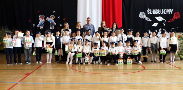 Z dumą i uśmiechem – ślubowanie pierwszaków w szkole w Zalesiu