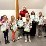 Wisznice: Młodzi laureaci konkursu plastycznego związanego z Józefem Tischnerem