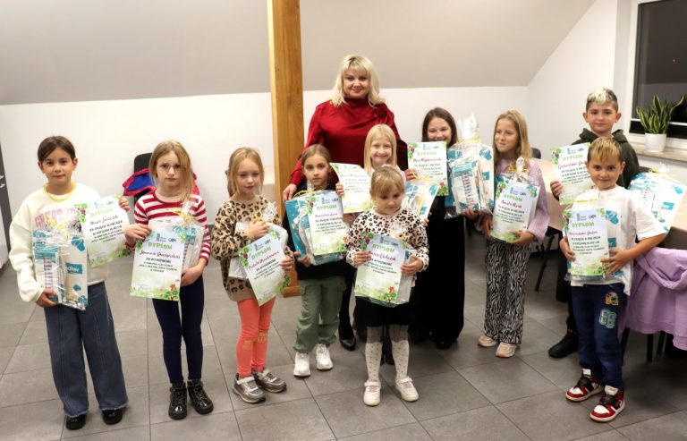 Wisznice: Młodzi laureaci konkursu plastycznego związanego z Józefem Tischnerem