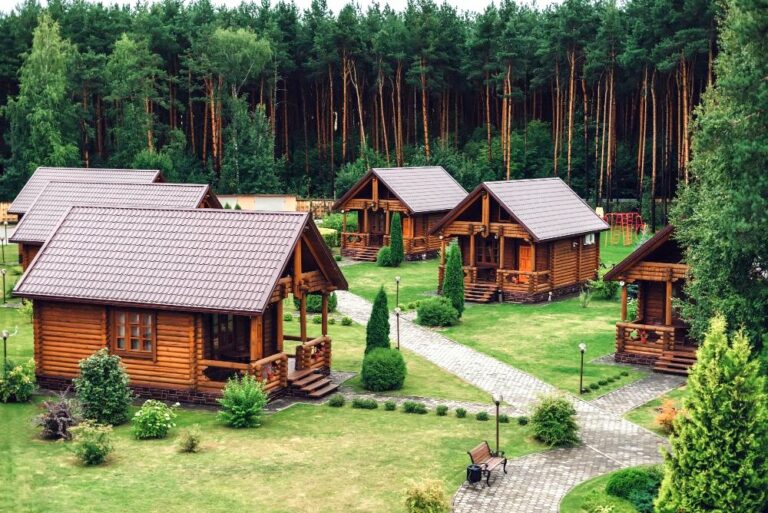 Renowacja powłoki ochronnej domków drewnianych – co warto wiedzieć
