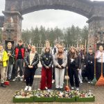 Światełko Pamięci – akcja Szkolnego Koła Wolontariatu Pomocna dłoń w szkole w Zalesiu