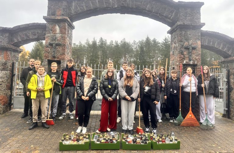 Światełko Pamięci – akcja Szkolnego Koła Wolontariatu Pomocna dłoń w szkole w Zalesiu