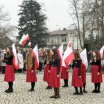 Kwiaty pod pomnikiem i koncert pieśni narodowej na Święto Niepodległości w Wisznicach