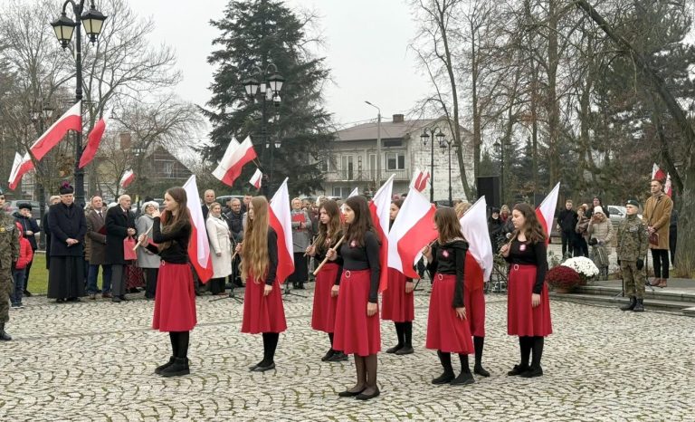 Kwiaty pod pomnikiem i koncert pieśni narodowej na Święto Niepodległości w Wisznicach