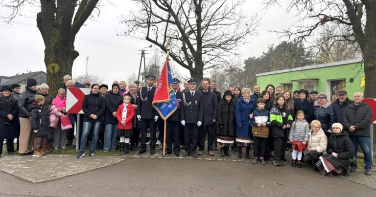 Narodowe Święto Niepodległości w gminie Biała Podlaska: Hymn przy pomniku oraz wieczór pieśni patriotycznych