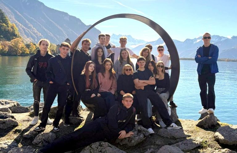 Koło naukowe LEOO i uczniowie klas matematyczno-fizycznych Platerki na wycieczce w Genewie