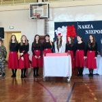 Uroczysty apel z okazji urodzin Ojczyzny w szkole w Wisznicach